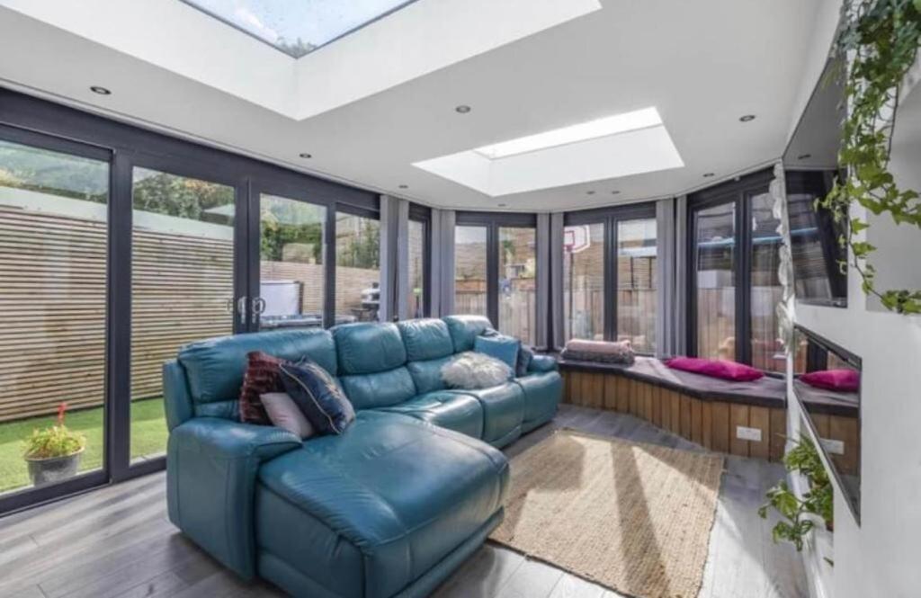Holiday home Modern 3 Bed - Sleeps 6 With Hot Tub *