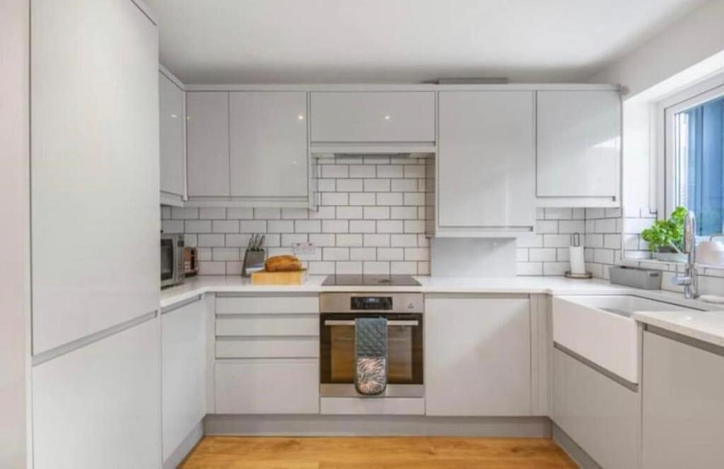 Modern 3 Bed - Sleeps 6 With Hot Tub *