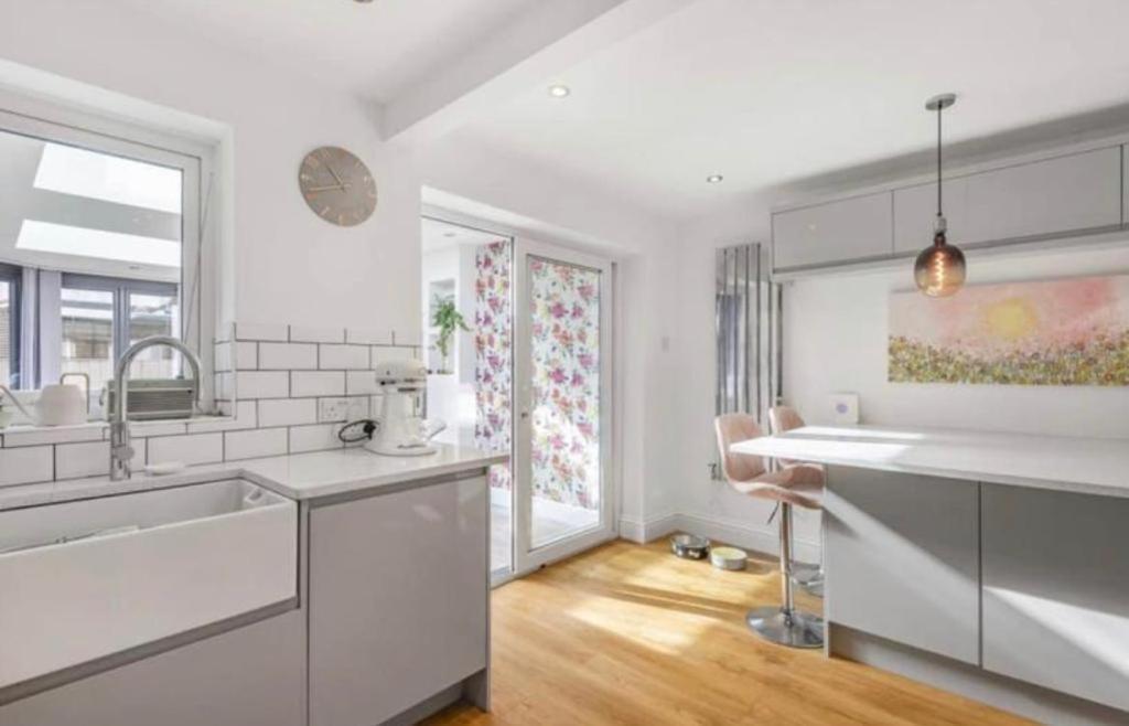 Holiday home Modern 3 Bed - Sleeps 6 With Hot Tub *