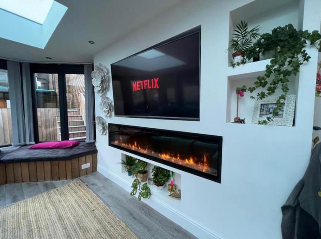 Holiday home Modern 3 Bed - Sleeps 6 With Hot Tub Bath
