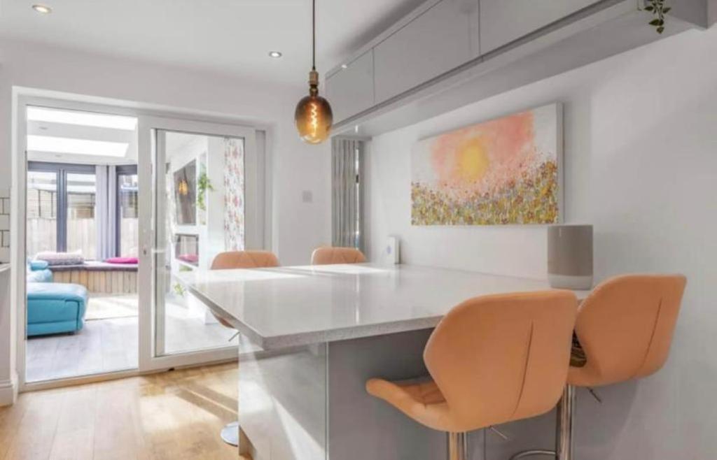Modern 3 Bed - Sleeps 6 With Hot Tub