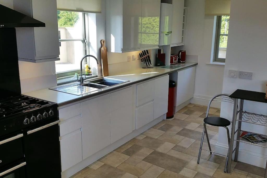 The Gables - Spacious House, Picturesque Views & Free Parking Bath