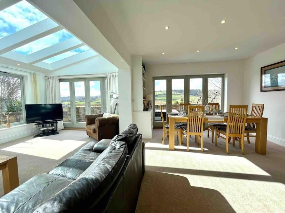 Holiday home The Gables - Spacious House, Picturesque Views & Free Parking Bath