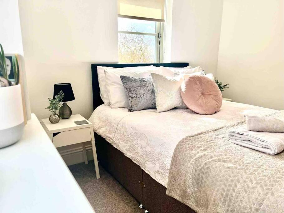 The Gables - Spacious House, Picturesque Views & Free Parking Holiday home