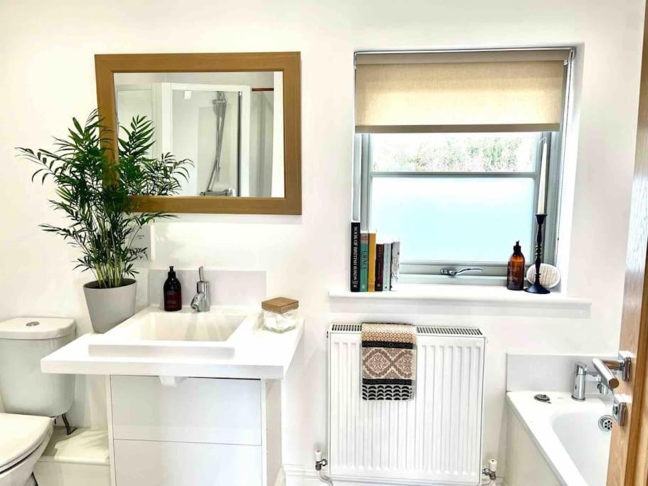 The Gables - Spacious House, Picturesque Views & Free Parking