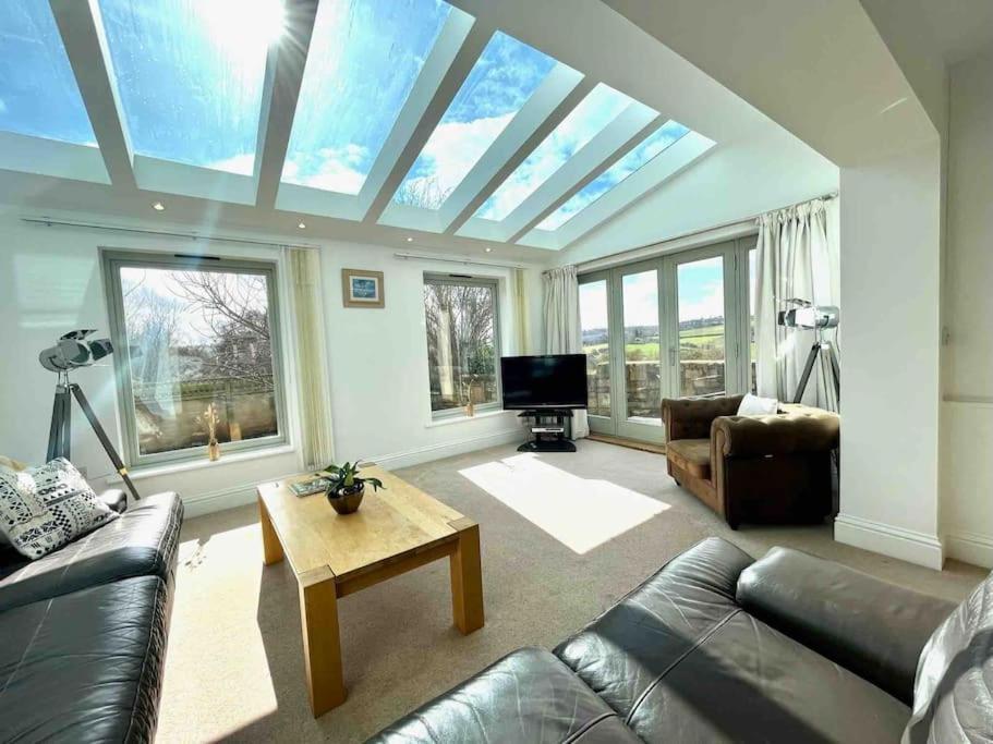 The Gables - Spacious House, Picturesque Views & Free Parking *