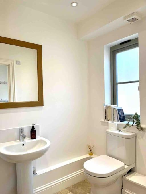 The Gables - Spacious House, Picturesque Views & Free Parking *