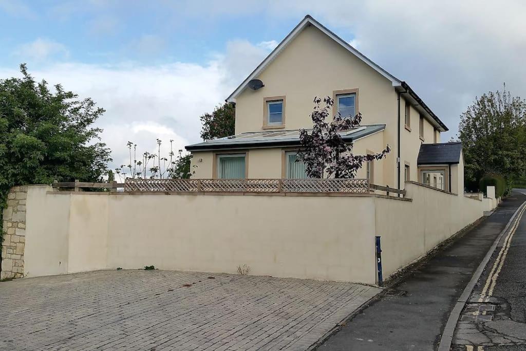 Holiday home The Gables - Spacious House, Picturesque Views & Free Parking Bath
