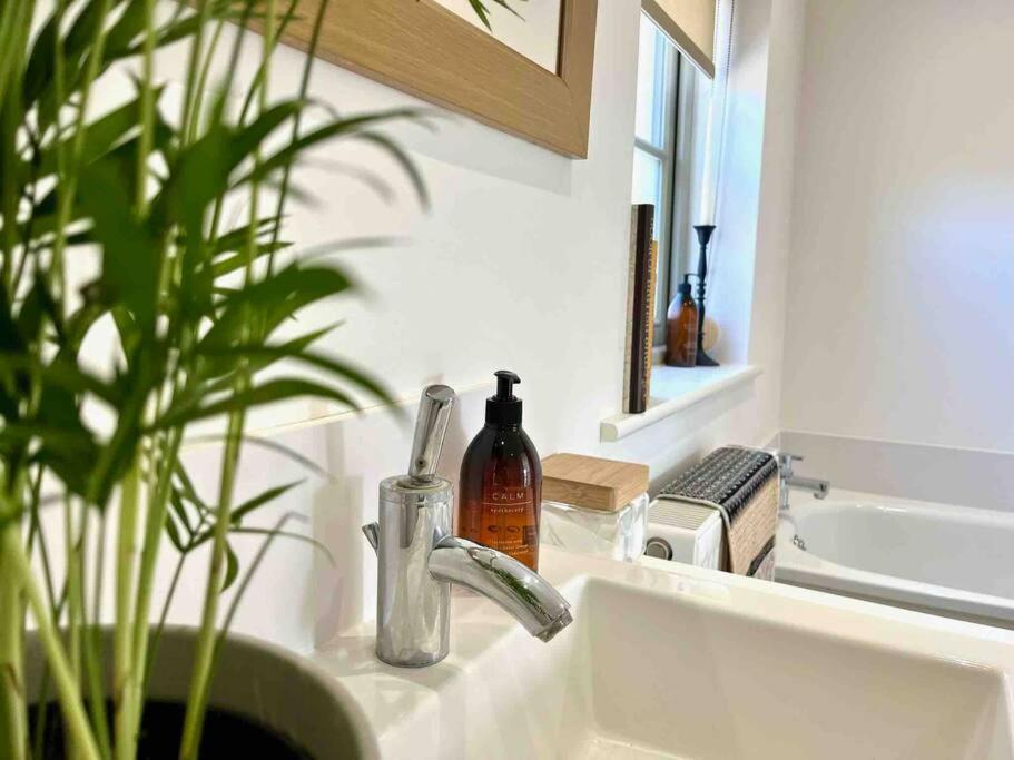 The Gables - Spacious House, Picturesque Views & Free Parking