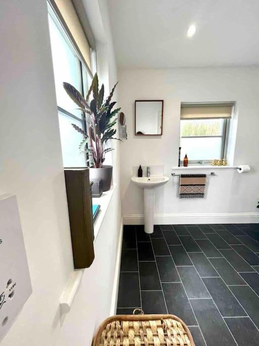 The Gables - Spacious House, Picturesque Views & Free Parking Holiday home
