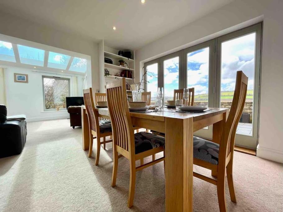 The Gables - Spacious House, Picturesque Views & Free Parking