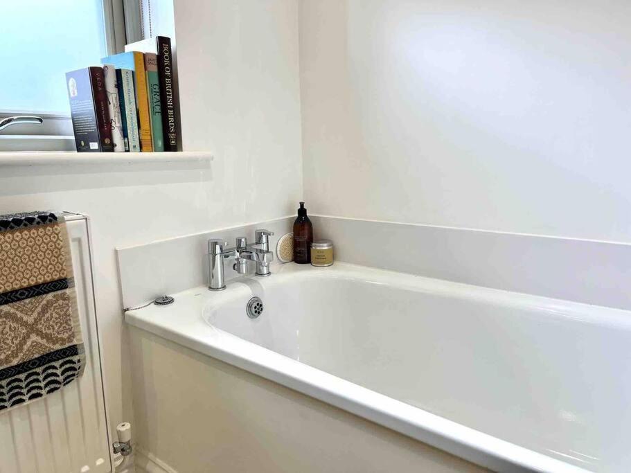 Holiday home The Gables - Spacious House, Picturesque Views & Free Parking