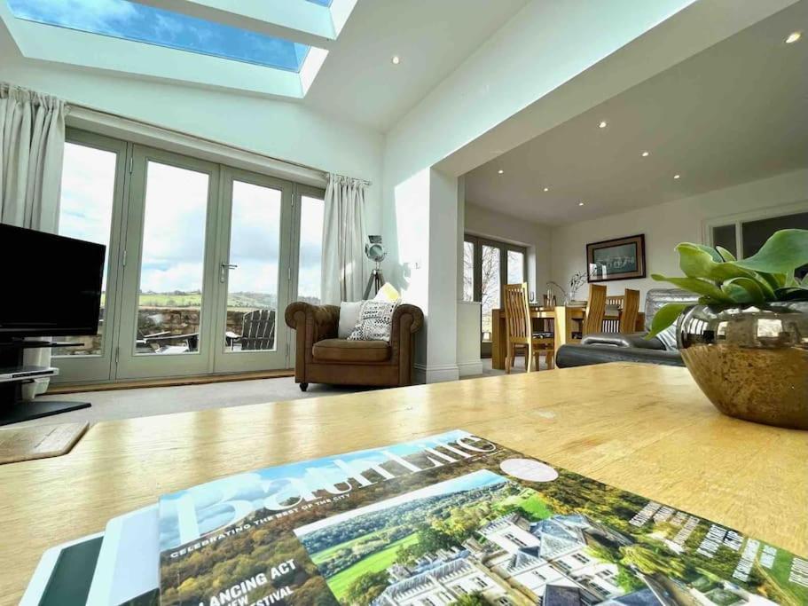 The Gables - Spacious House, Picturesque Views & Free Parking *