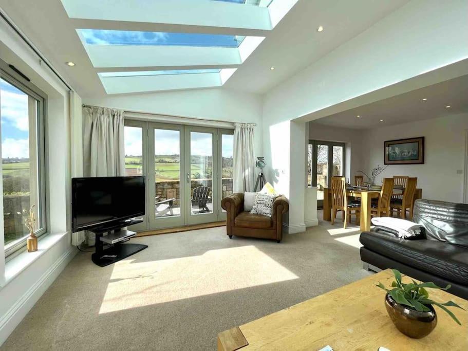 The Gables - Spacious House, Picturesque Views & Free Parking Holiday home