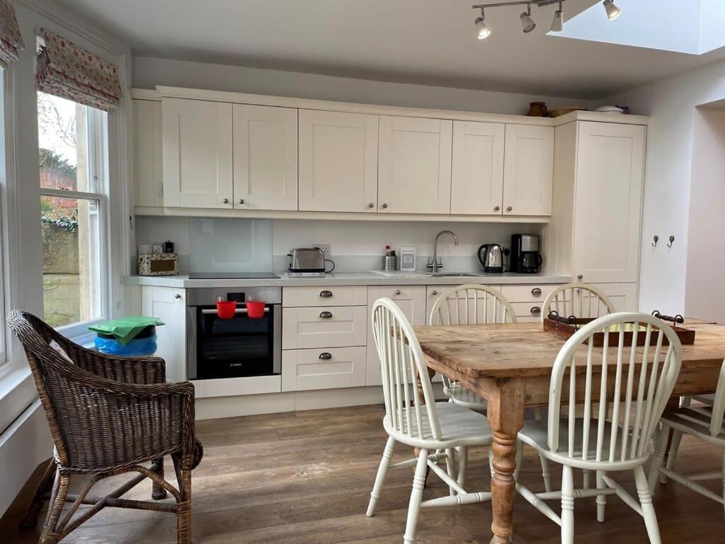 Apartment Beautiful 3 Bed Basement Flat With Garden Bath
