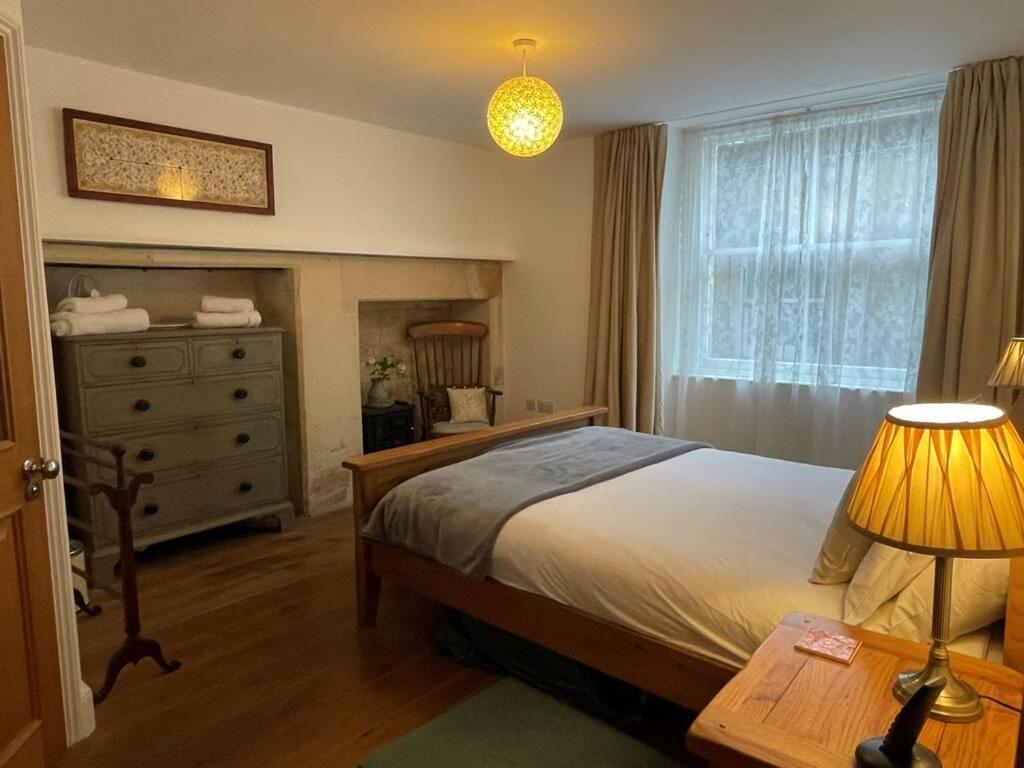 Beautiful 3 Bed Basement Flat With Garden Apartment *