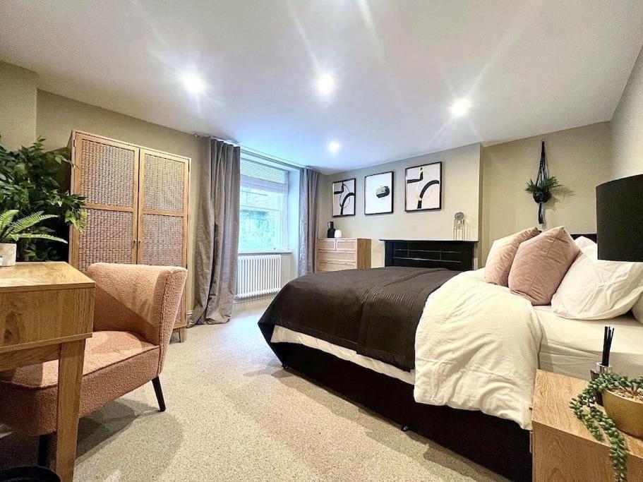 Apartment Fabulous Large In Great Location *