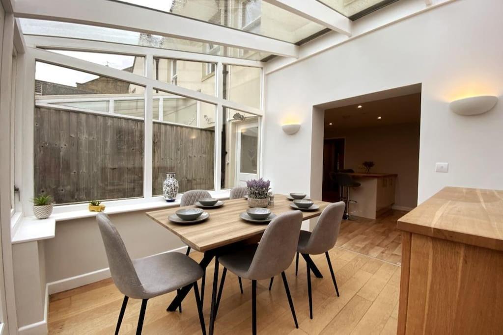 3bed House With Parking Short Walk To Centre Holiday home