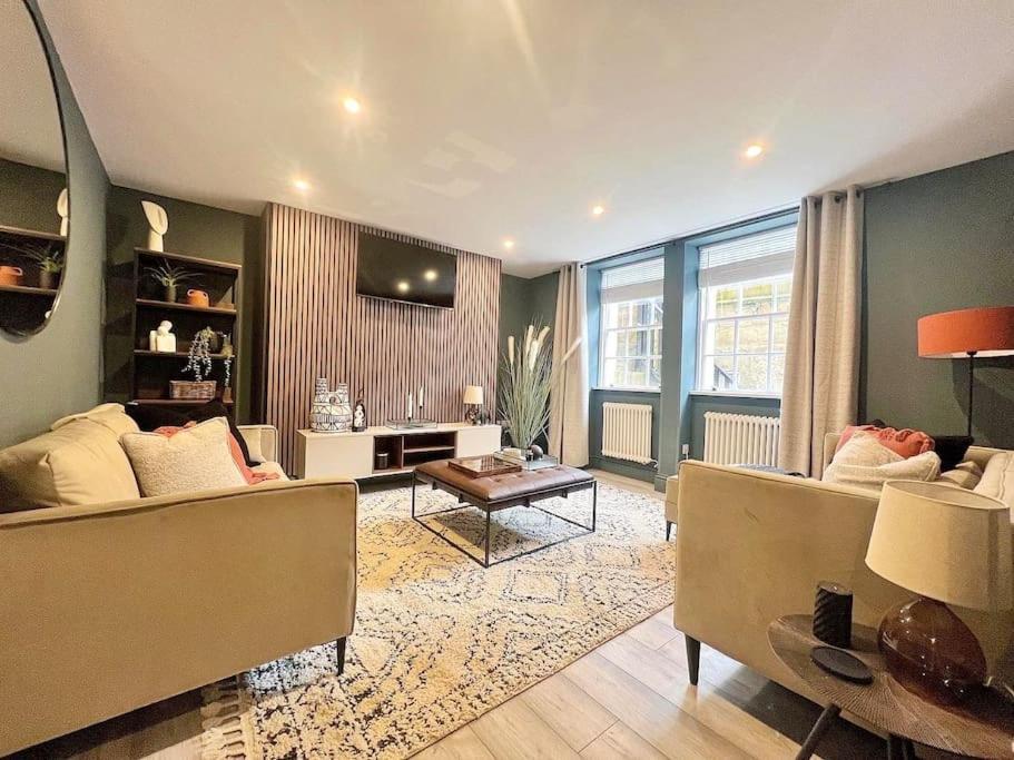 Apartment Fabulous Large In Great Location *