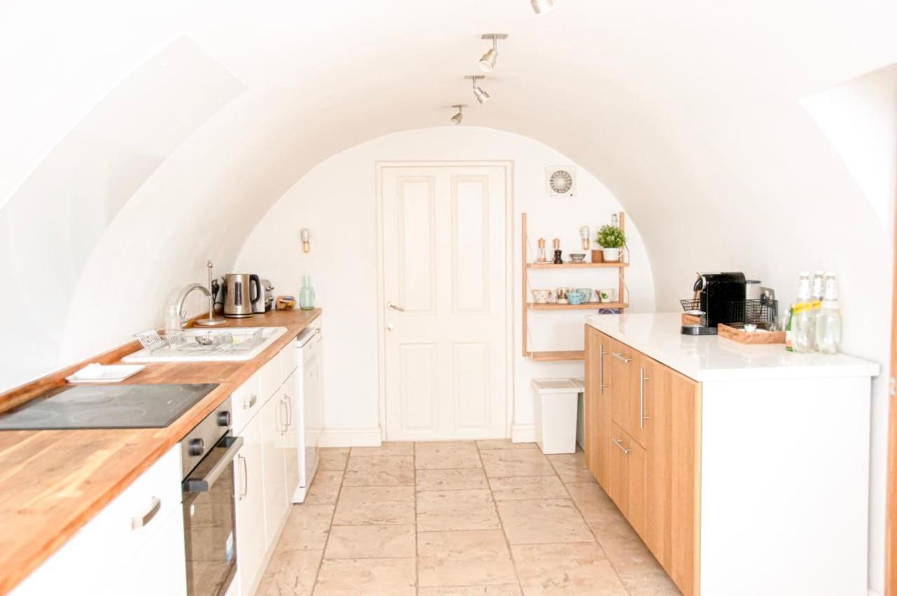 Apartment Incredible 3 Bed Basement Flat With Garden