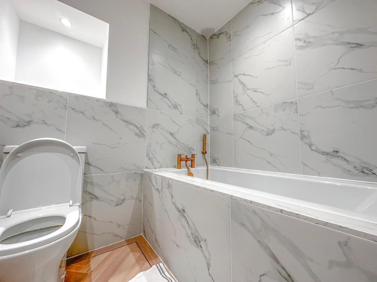Incredible 3 Bed Basement Flat With Garden Apartment *