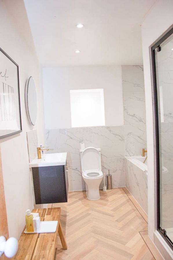 Incredible 3 Bed Basement Flat With Garden *