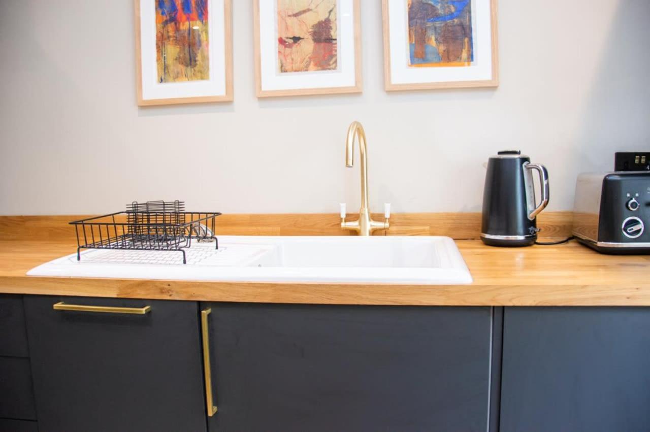 Unique 2 Bed In The Heart Of With Parking Apartment Bath
