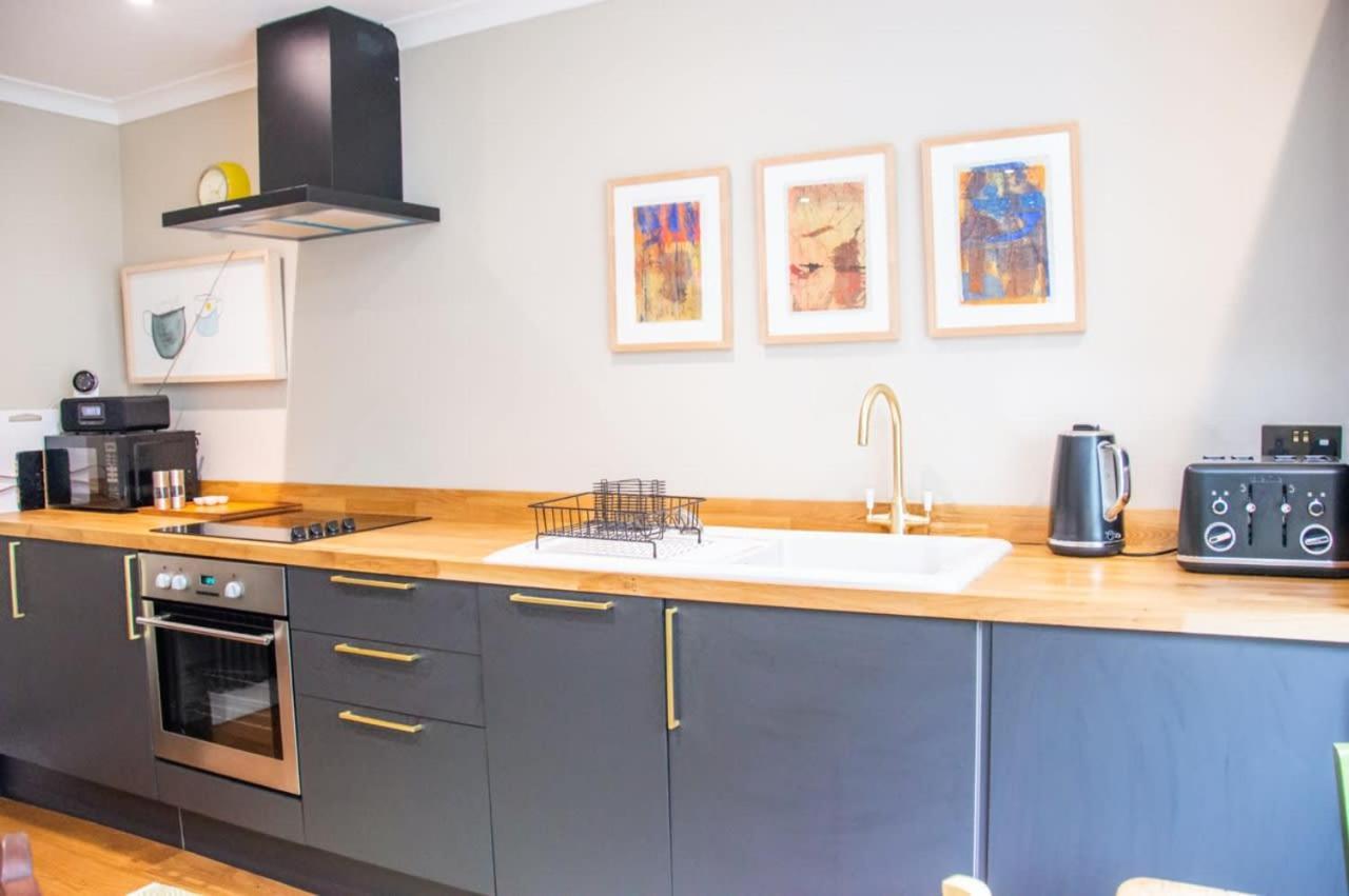 Unique 2 Bed In The Heart Of With Parking *