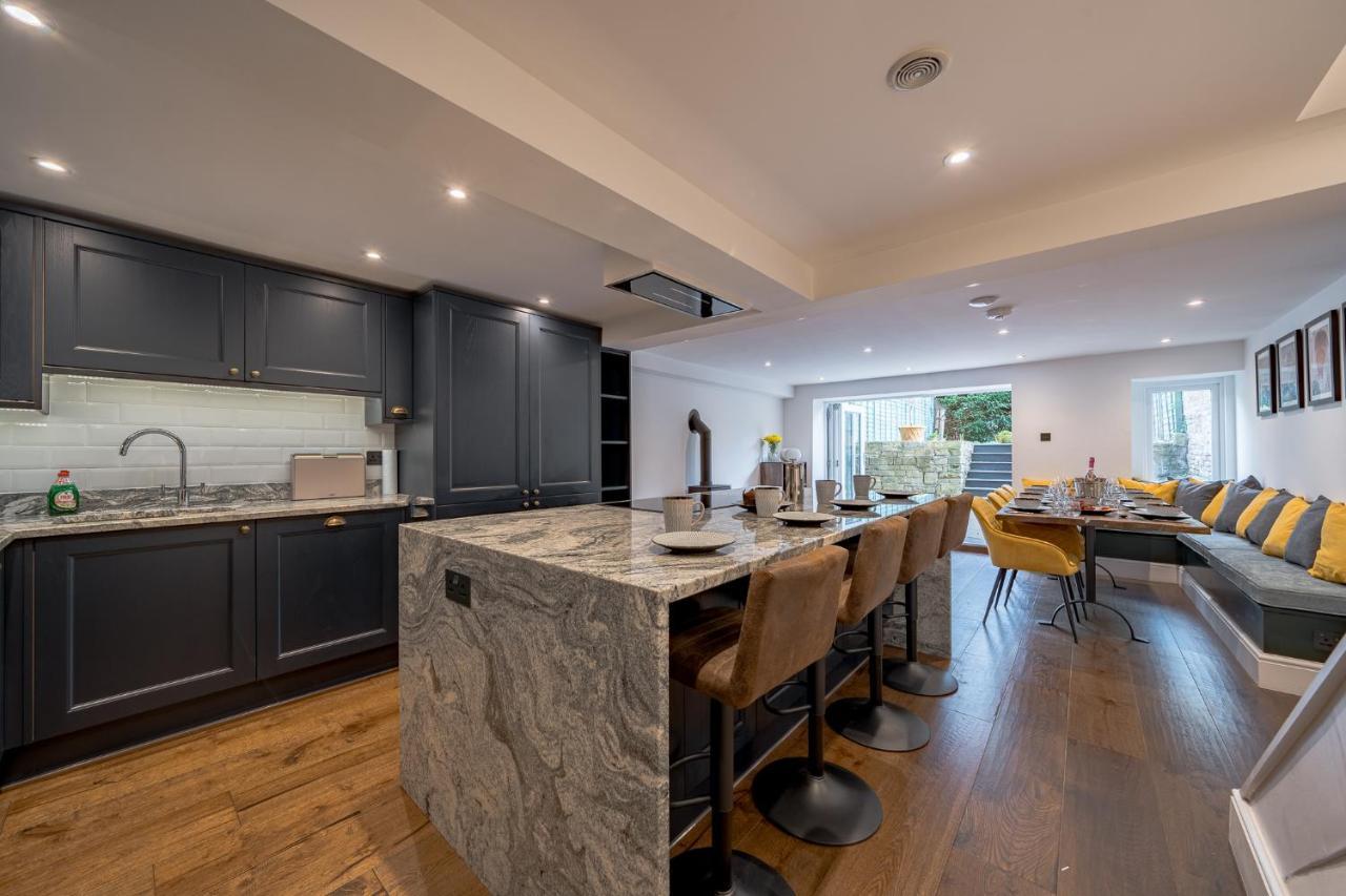 Luxurious Grand 6 Bedroom In - Perfect For Groups & Sleeps 12! Holiday home