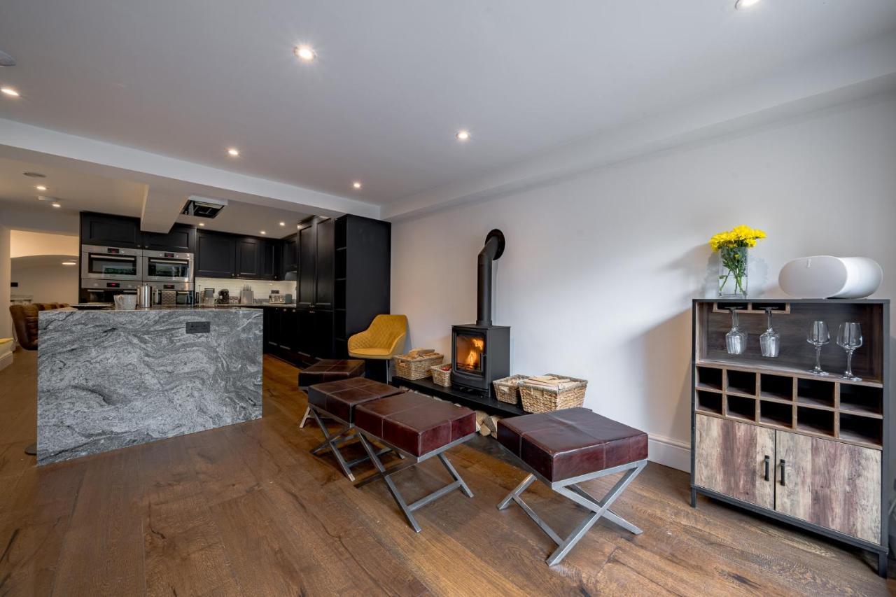 Luxurious Grand 6 Bedroom In - Perfect For Groups & Sleeps 12! Holiday home Bath