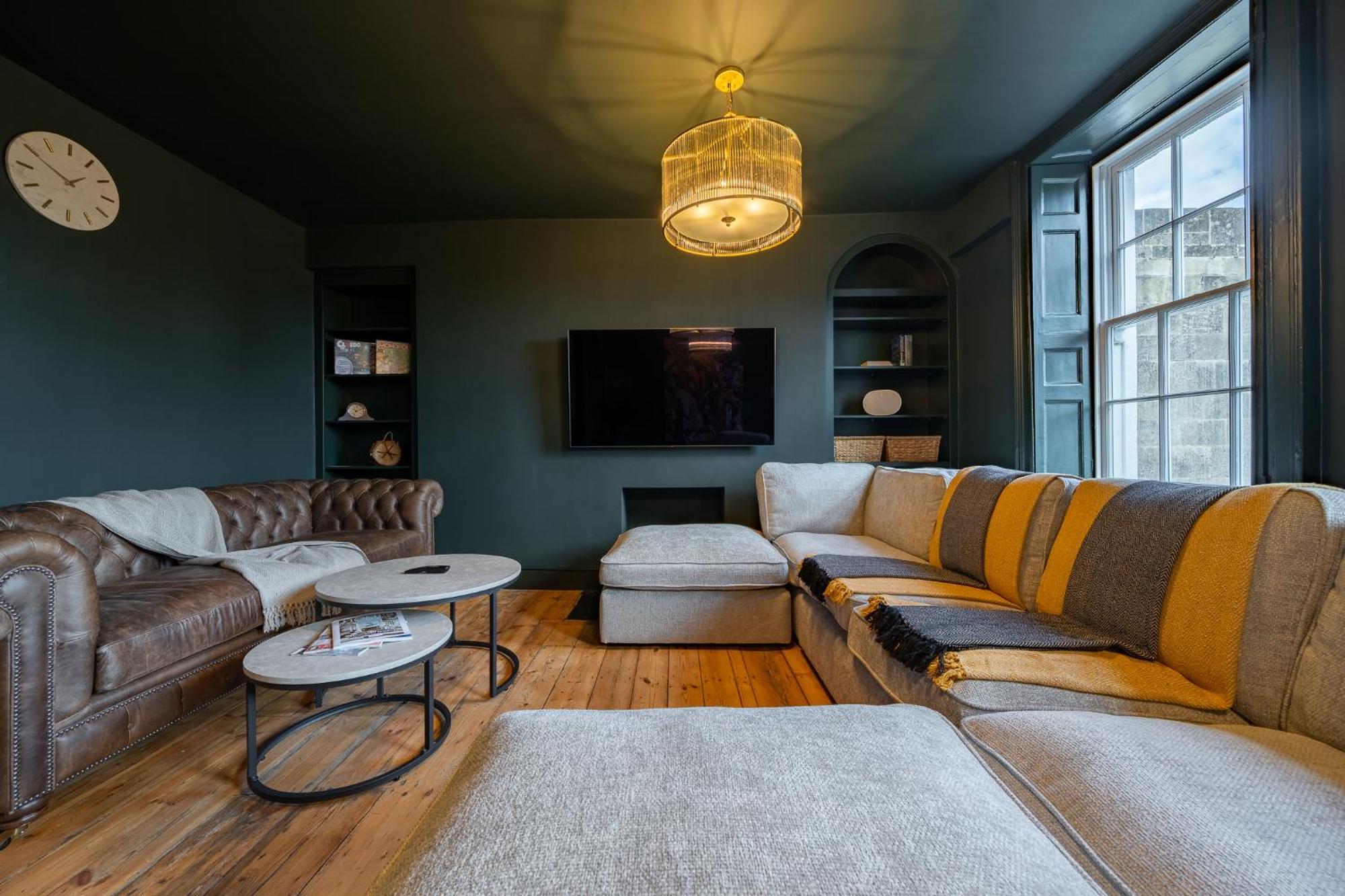 Holiday home Luxurious Grand 6 Bedroom In - Perfect For Groups & Sleeps 12!