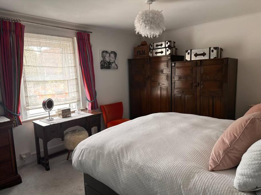 Cosy 19th Century Two Bedroomed With Continental Breakfast *