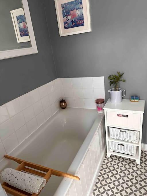 Cosy 19th Century Two Bedroomed With Continental Breakfast