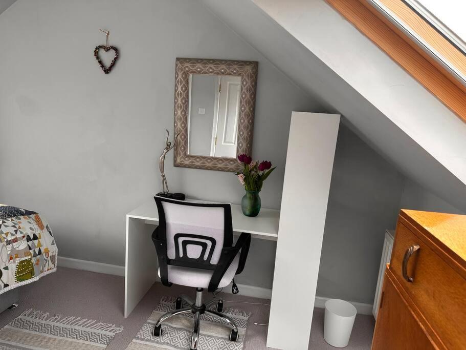 Cosy 19th Century Two Bedroomed With Continental Breakfast *