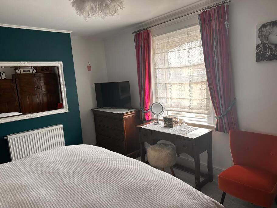 Cosy 19th Century Two Bedroomed With Continental Breakfast *