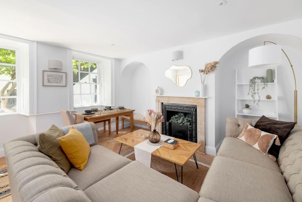Spacious - 5 Minutes Walk To Abbey Apartment