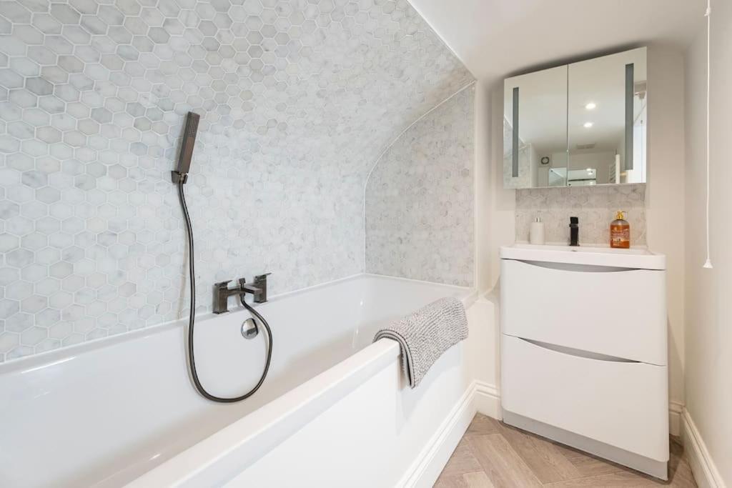 Spacious - 5 Minutes Walk To Abbey * Bath