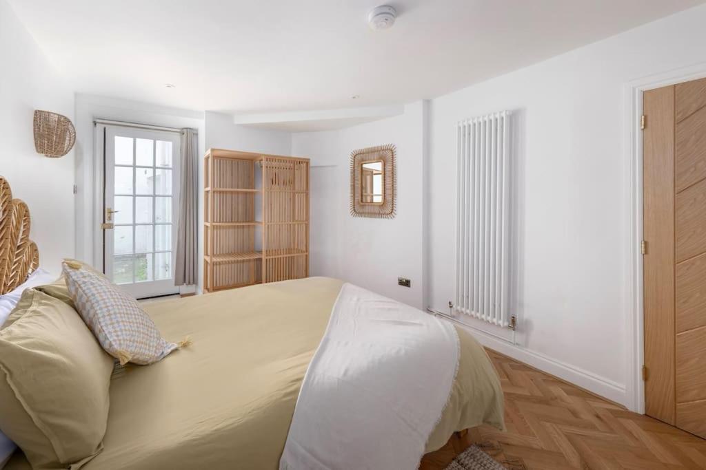 Spacious - 5 Minutes Walk To Abbey Apartment