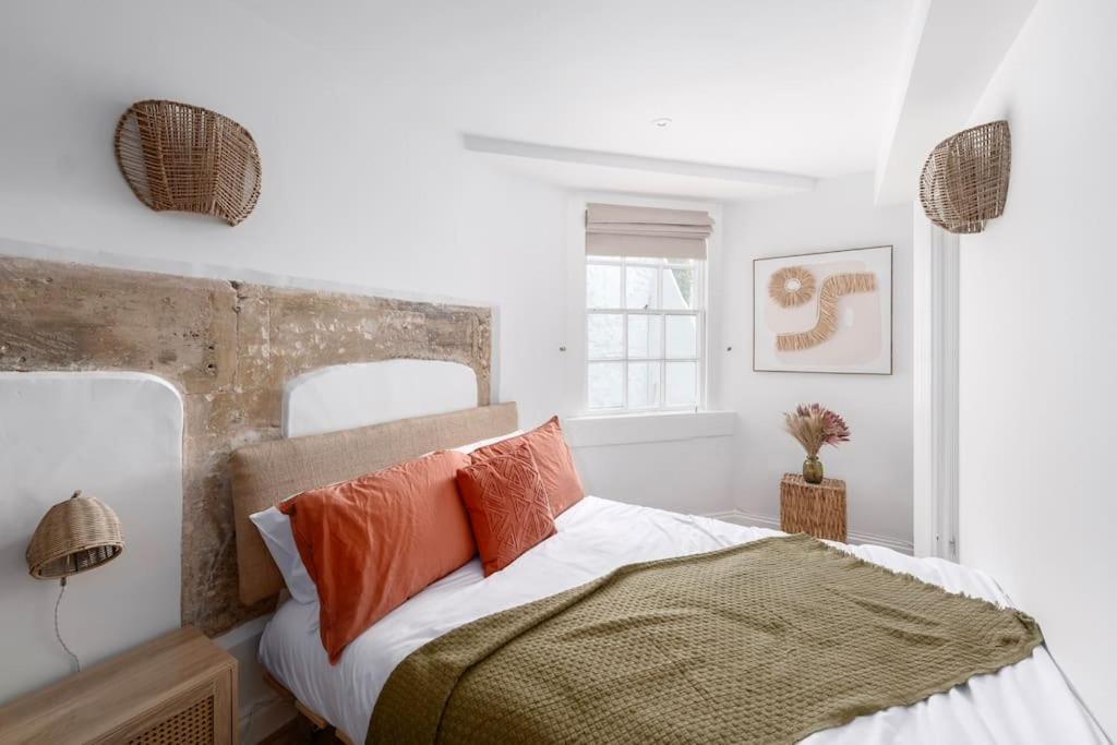 Spacious - 5 Minutes Walk To Abbey Apartment