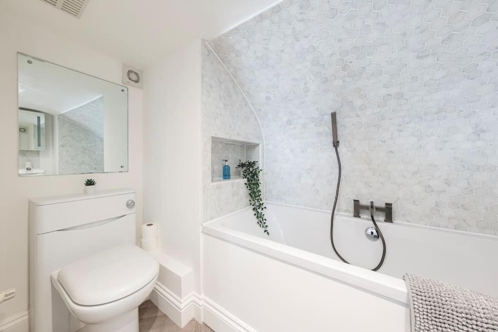 Spacious - 5 Minutes Walk To Abbey *