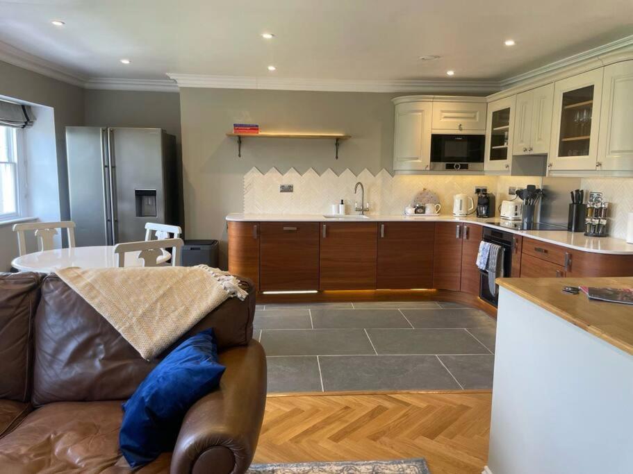 Apartment Crescent Penthouse With Stunning Views And Free Parking