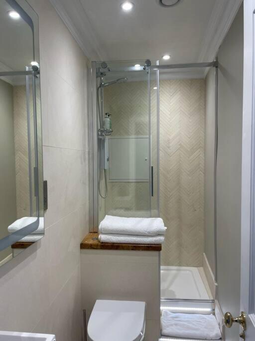 Crescent Penthouse With Stunning Views And Free Parking Apartment