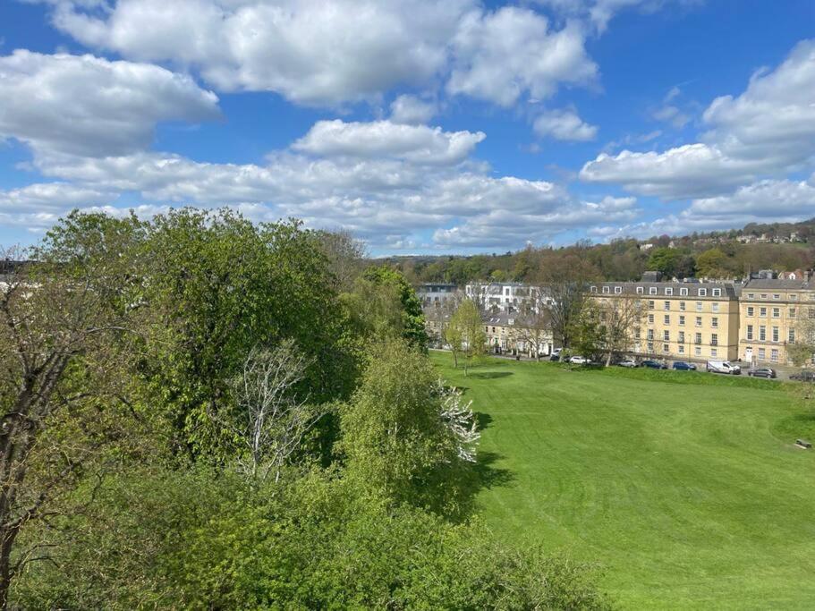Crescent Penthouse With Stunning Views And Free Parking Apartment