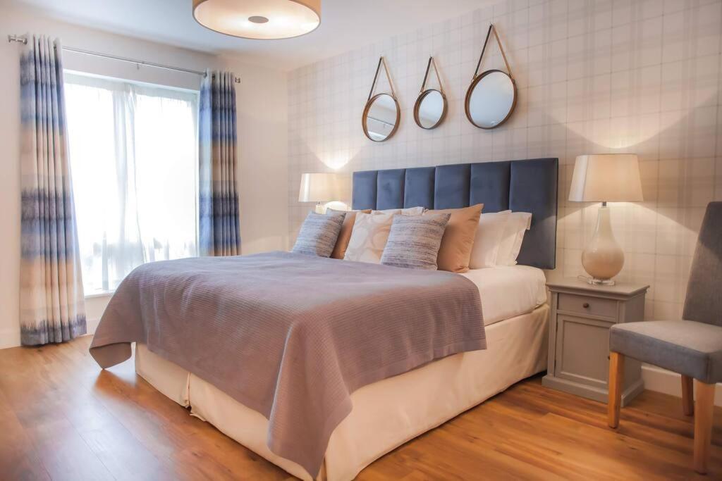 Modern & - Two Bedroom & Two Bathroom Apartment Bath