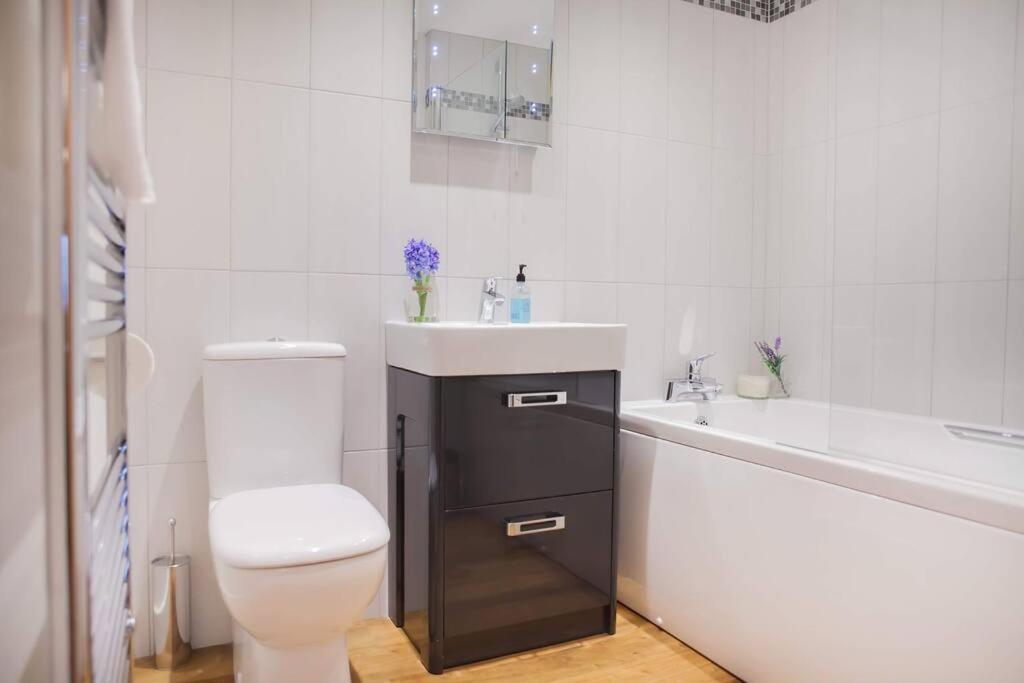 Modern & - Two Bedroom & Two Bathroom *