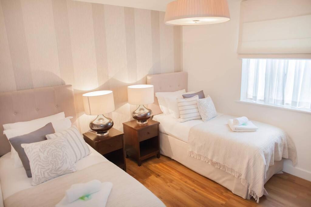 Modern & - Two Bedroom & Two Bathroom Apartment Bath