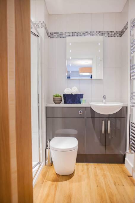 Modern & - Two Bedroom & Two Bathroom Bath