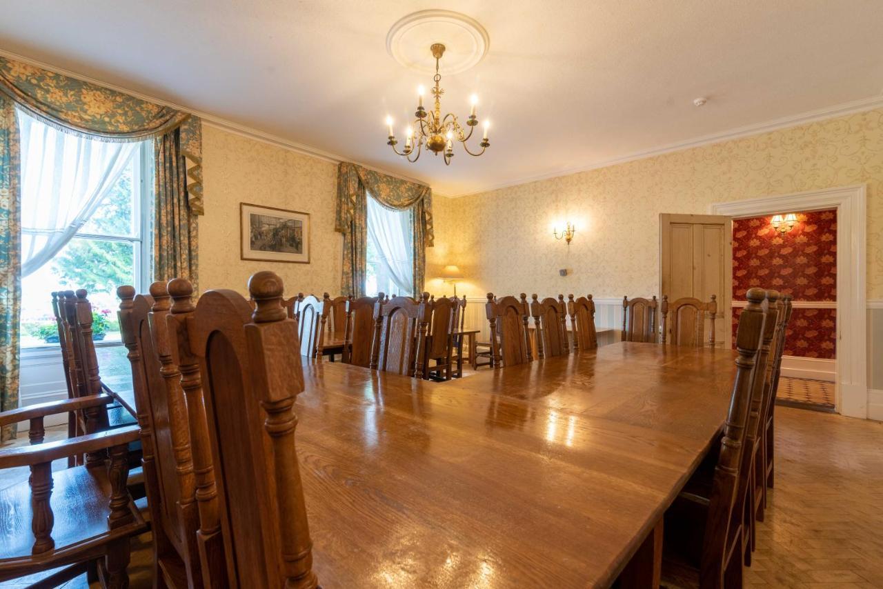Cholwell Hall Villa