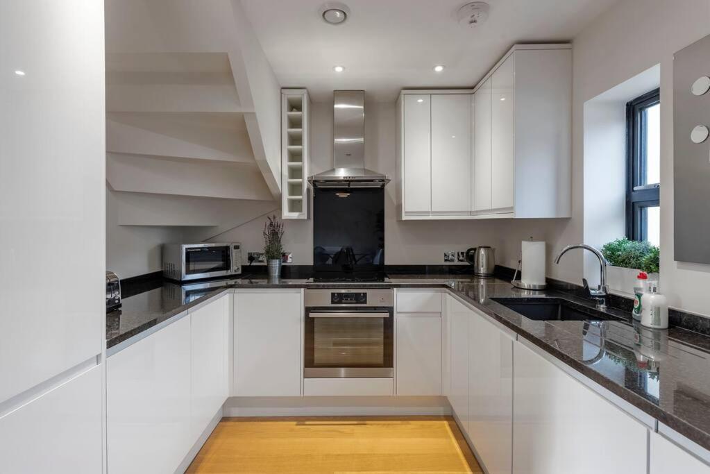 Holiday home Fantastic 3-bed House With Parking Bath
