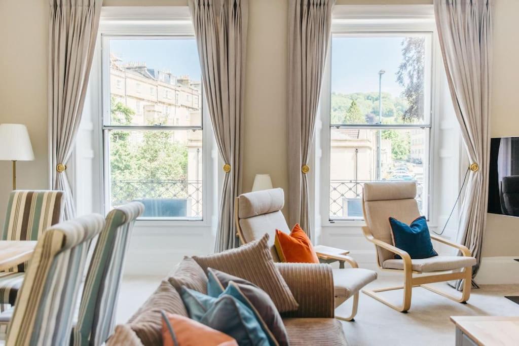 Luxury, Central, Sun-filled 3 Bed Haven In Apartment *